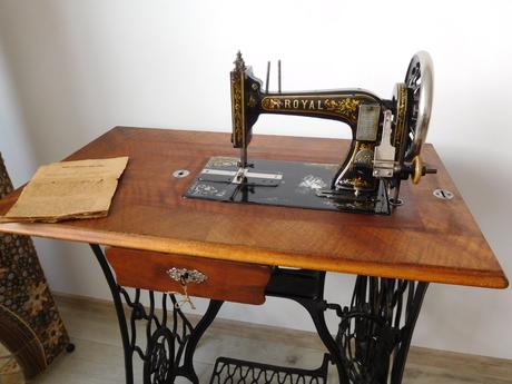 Starožitný šijací stroj značky royal-plne funkčný, 
