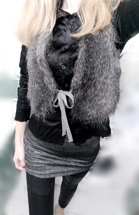 Šedá chlpatá vesta, s