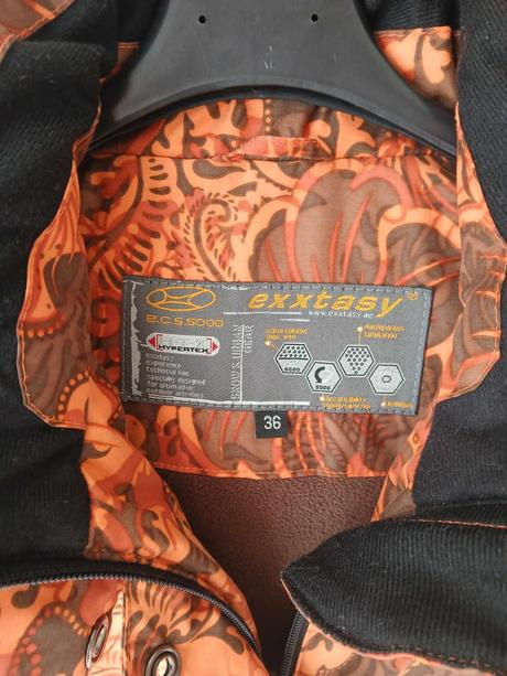 Kvalitná lyžiarska bunda s kapucňou zn.exxtasy, 36