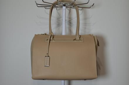 Béžová kabelka, 