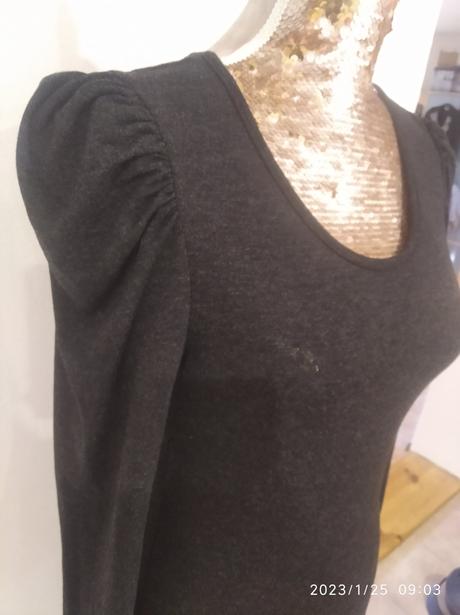 Krasne tmavosive saty s puff rukavmi, 