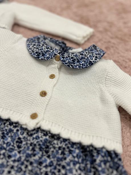 Kvetinkové šaty s bielym svetríkom, 74