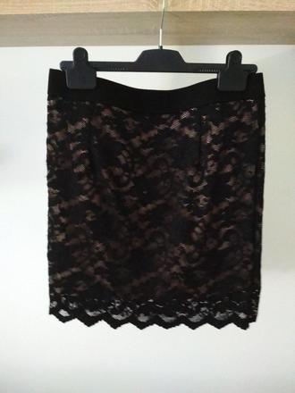 Krajková sukňa, 36