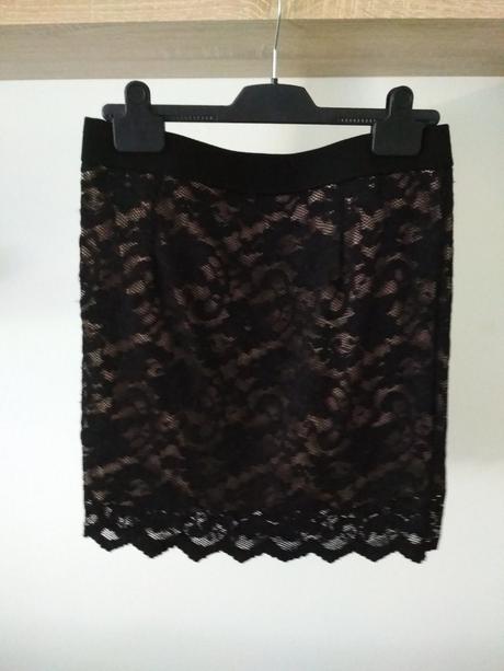 Krajková sukňa, 36