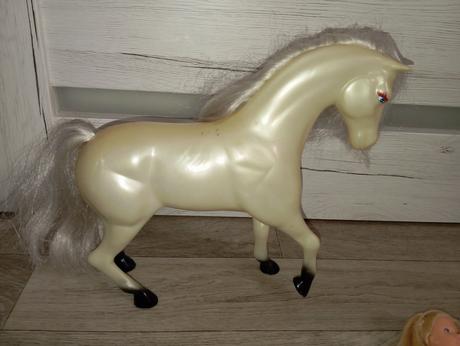 Bábika, dieťa a dva kone, 