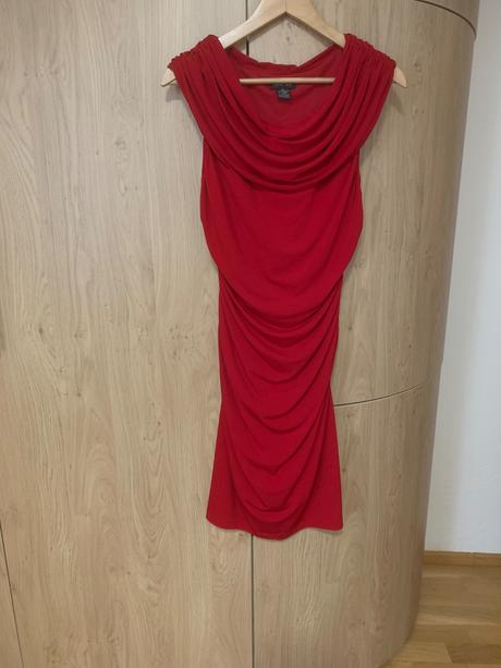 Červené šaty, s