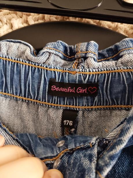 Džínsy s vysokým pásom, 176