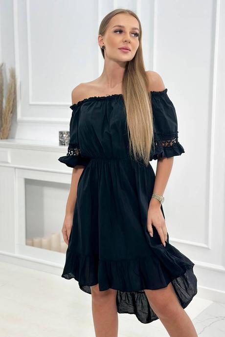 Čierne šaty s čipkou na rukáve,
