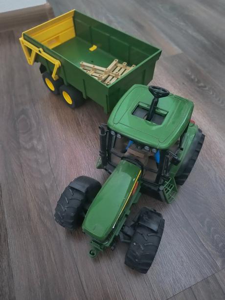 Bruder traktor john deere s vlečkou, 