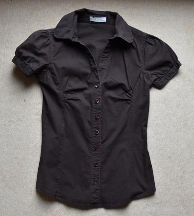 Tmavohnedá blúzka s krátkym rukávom, s