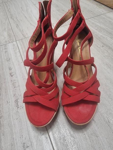 Sandalky na kline, 40