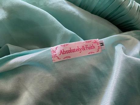 Krasne saty s plisovanou suknou faith, 38