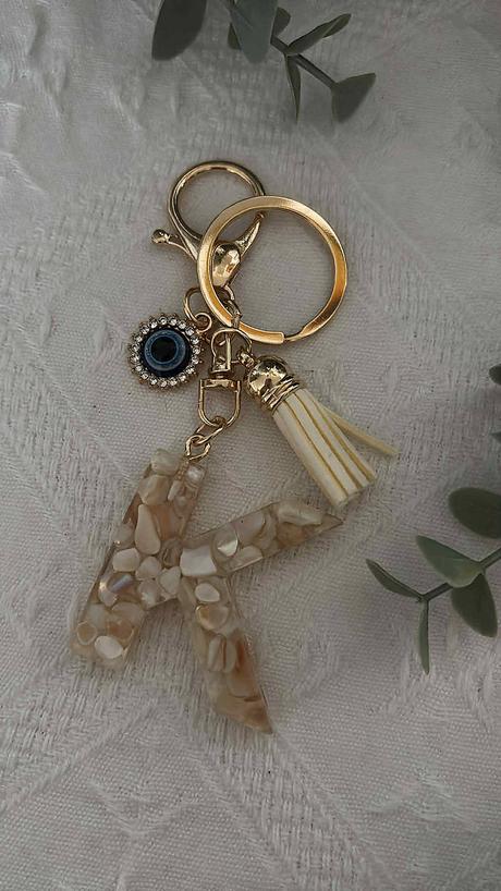 Ručne vyrobené živicové kľúčenky, 