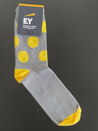Ey ernst&young bodkované sivé žlté bodky, 40