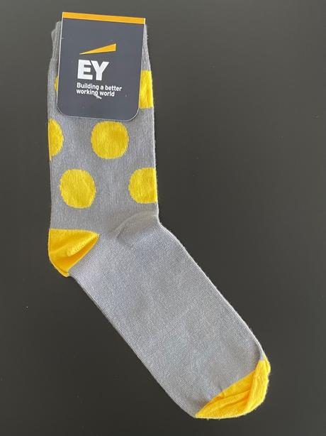 Ey ernst&young bodkované sivé žlté bodky, 40