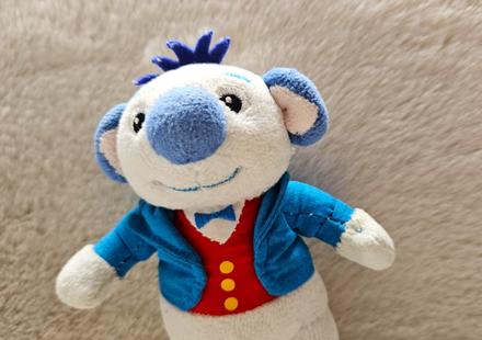 Plyšová hračka koala v modrom obleku, 