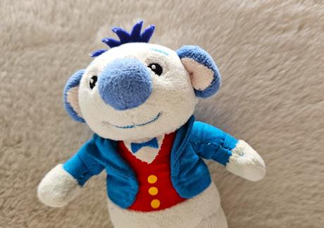 Plyšová hračka koala v modrom obleku, 