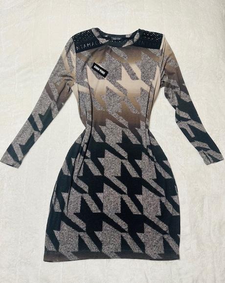 Pekné vzorované šaty s vreckami zn. magenta, l / m