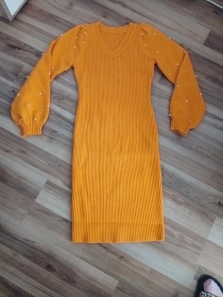 Svetríkové šaty s perličkami, m