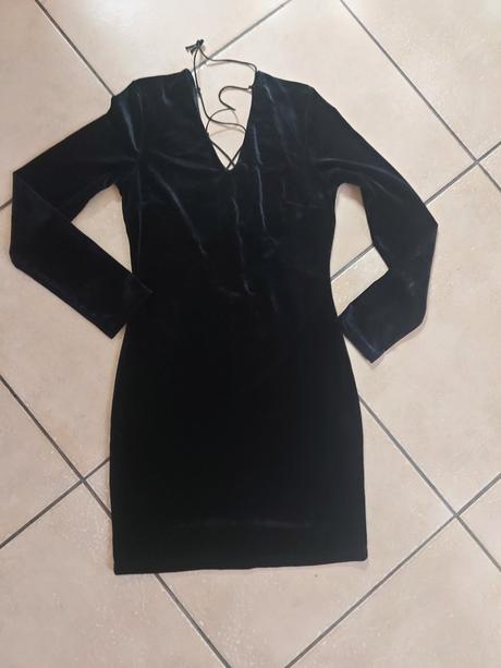 Krasne zamatove saty-holy chrbat, s