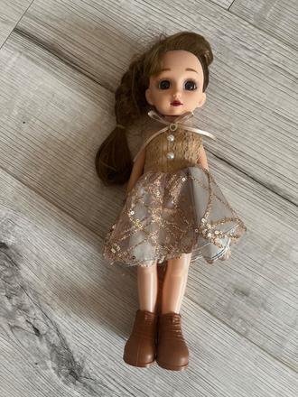 Bábika s trblietavými satami, 