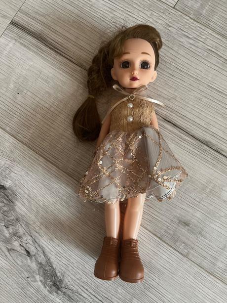 Bábika s trblietavými satami, 