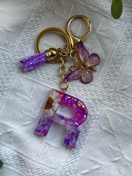 Ručne vyrobené živicové kľúčenky, 