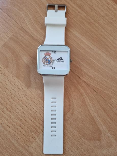 Náramkové hodinky s futbalovým motívom real madrid,