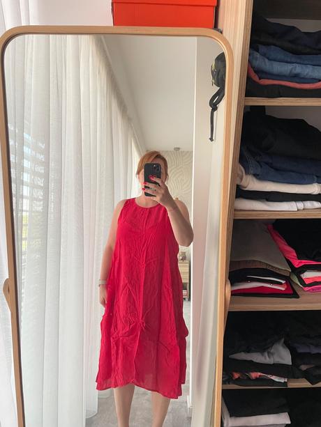 Červené plážové saty, 