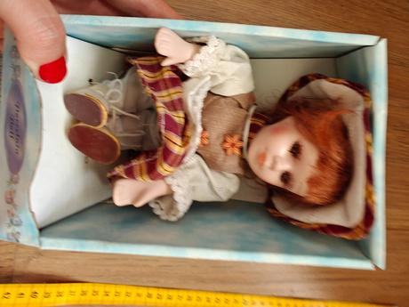 Malá porcelánová bábika,