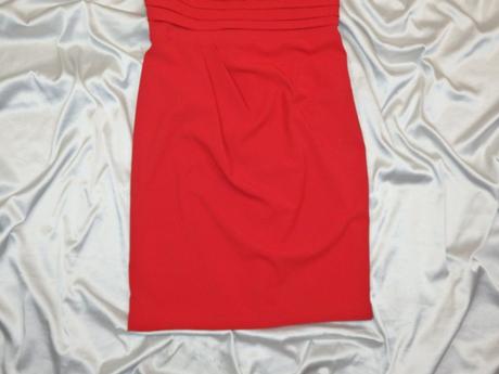 Kvalitné červené šaty, 38