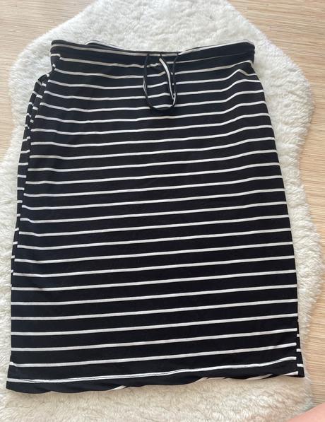 Cierno biela pasikava sukna,