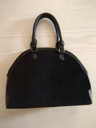 Čierna kabelka s poštovným,