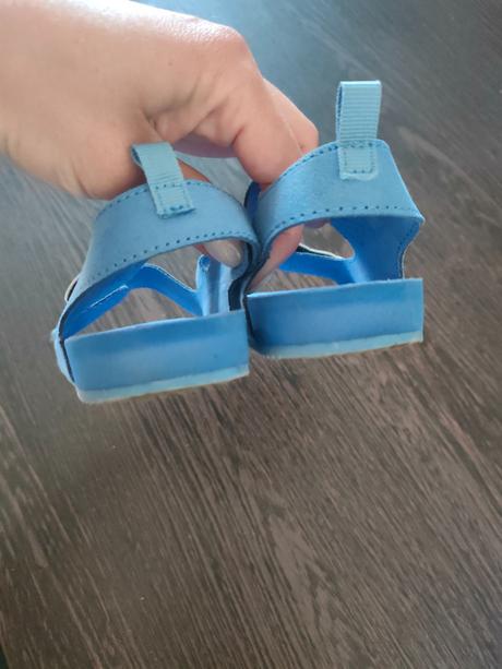 Sandálky pokemon, 27