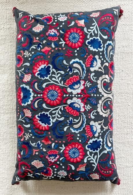 Vyšívaná obliečka s vankúšom,