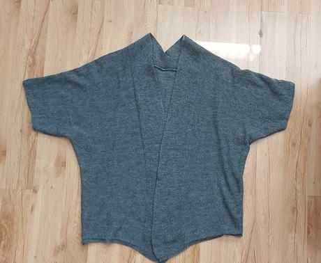 Šedý kardigan, 
