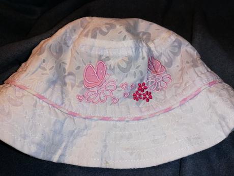 Klobúk s motýľmi, 68