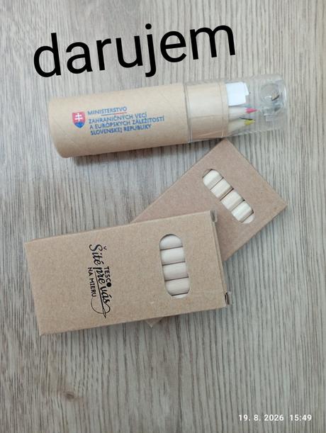Rôzne výtvarné a školské potreby,