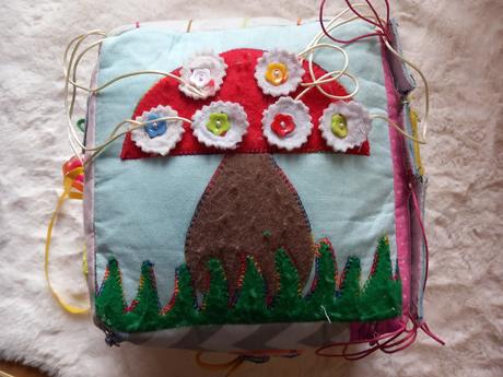 Montessori kocka s aktivitami,