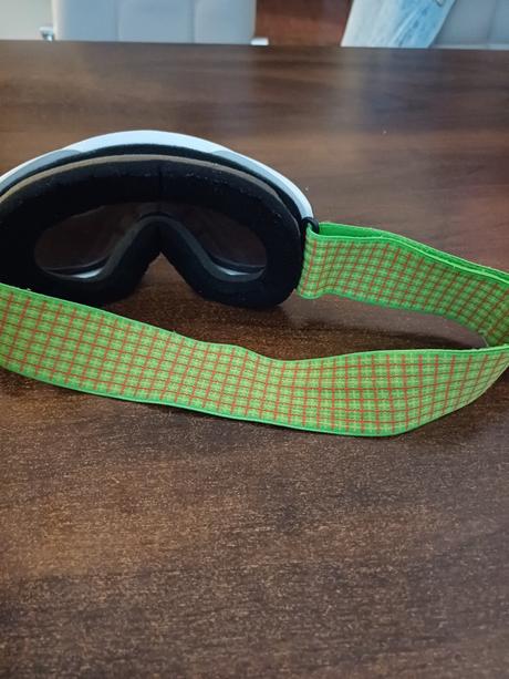 Dievcenska prilba a okuliare, s