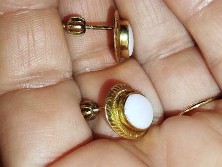 Zlaté náušnice s opalom, 