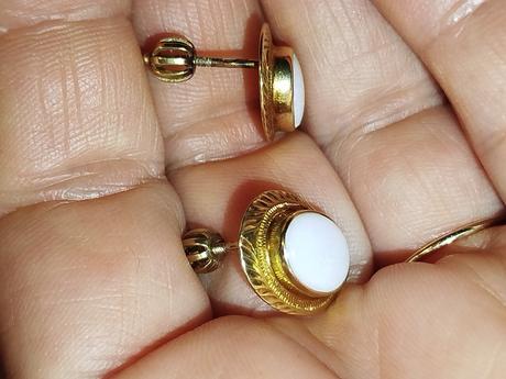 Zlaté náušnice s opalom,