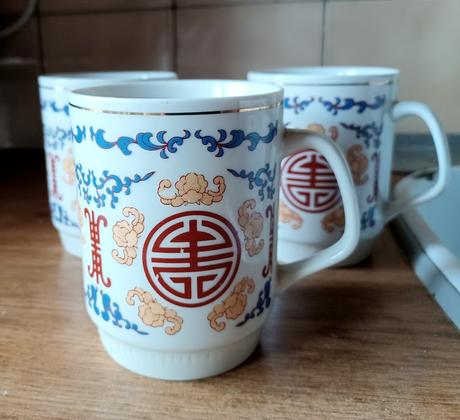 3x staršie šálky,