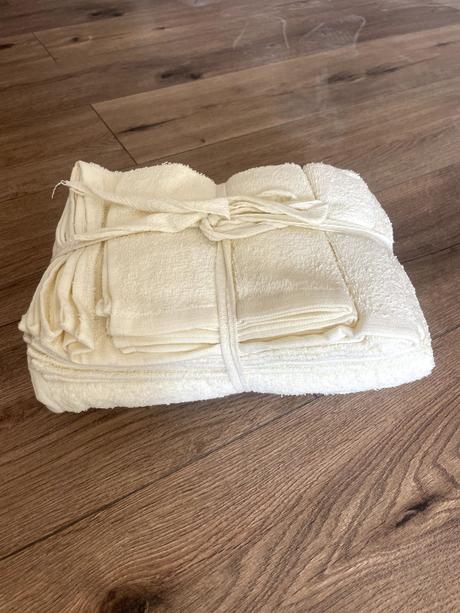 Sada krémových uterákov a osušiek,