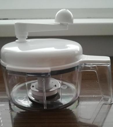 Ručný sekáčik s nádobou, 