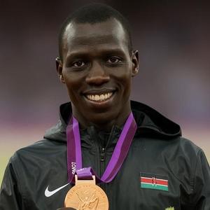 Postrčil súpera dopredu a pomohol mu pretnúť cieľovú čiaru ako prvému