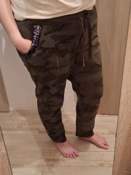 Maskáčové tepláky s flitrami na vreckách 44/46, bonprix,44