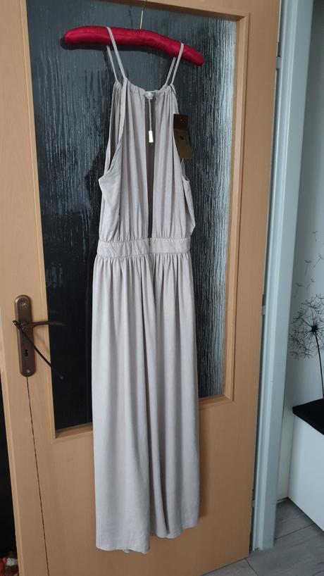 Nenosené dlhé šaty, s