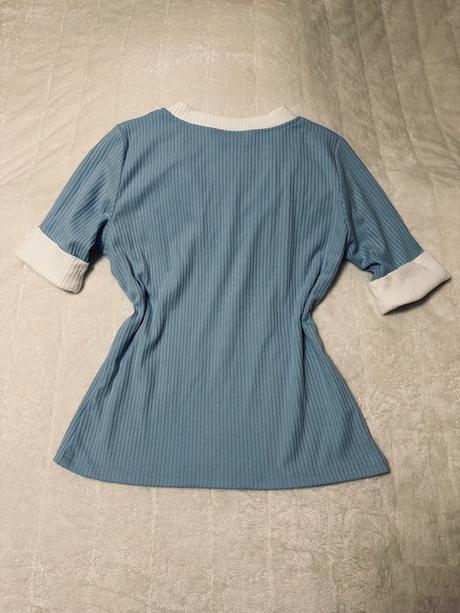 Modré vrúbkované tričko s bielym lemom, m