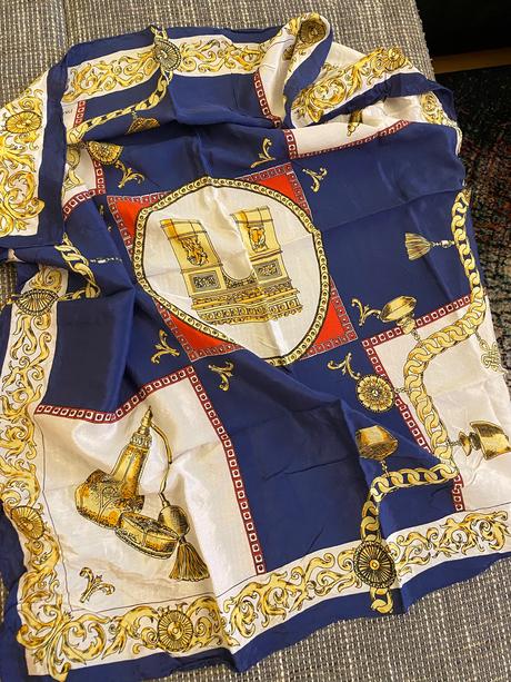 Kráľovská modrá šatka, 